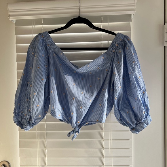 Forever 21 Tops - Forever 21 Daisy Crop Top